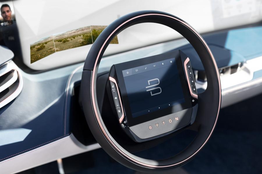Панель приборов BYTON Concept 2018 года  (фото 2 из 17)